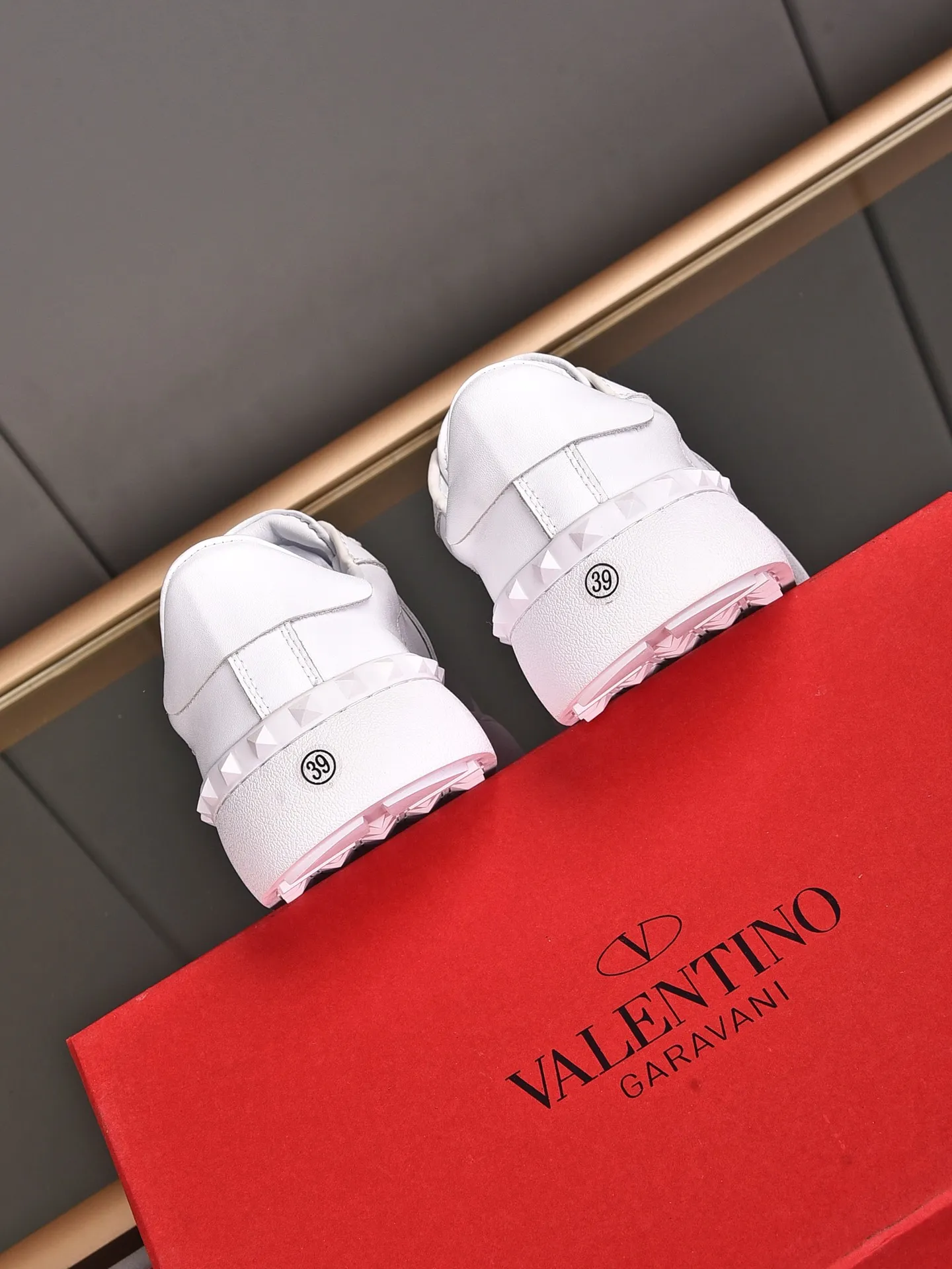 Men's shoes 440💰 (men and women couples) Valentino classic color matching series casual shoes. Made with heavy craftsmanship, good products pay attention to every detail. A must-have trendy item that can be worn all year round, it has been worn by many celebrities and Internet celebrities~~Imported cowhide surface, unique design concept, sheepskin lining, counter quality. Women’s clothing 35-40. Men’s clothing 39-44, 45-46 (returns and exchanges are not supported for custom-made items)